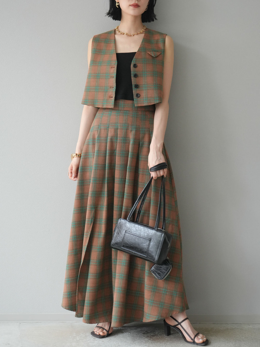 [SET]チェック柄ベスト＆フロントスリットタックスカートSET UP+カップ付テレコリブベアキャミソール(2set)