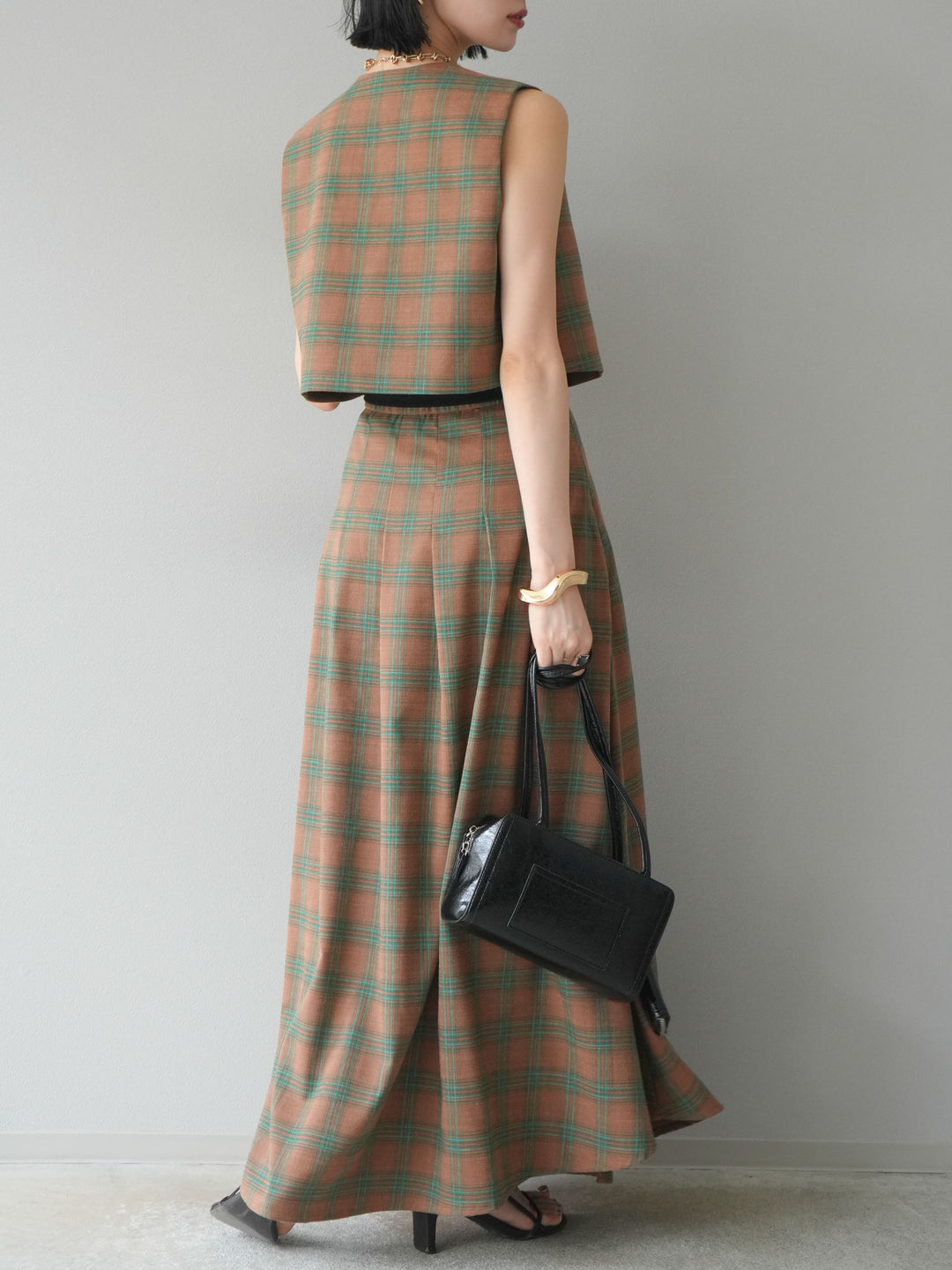 [SET]チェック柄ベスト＆フロントスリットタックスカートSET UP+カップ付テレコリブベアキャミソール(2set)