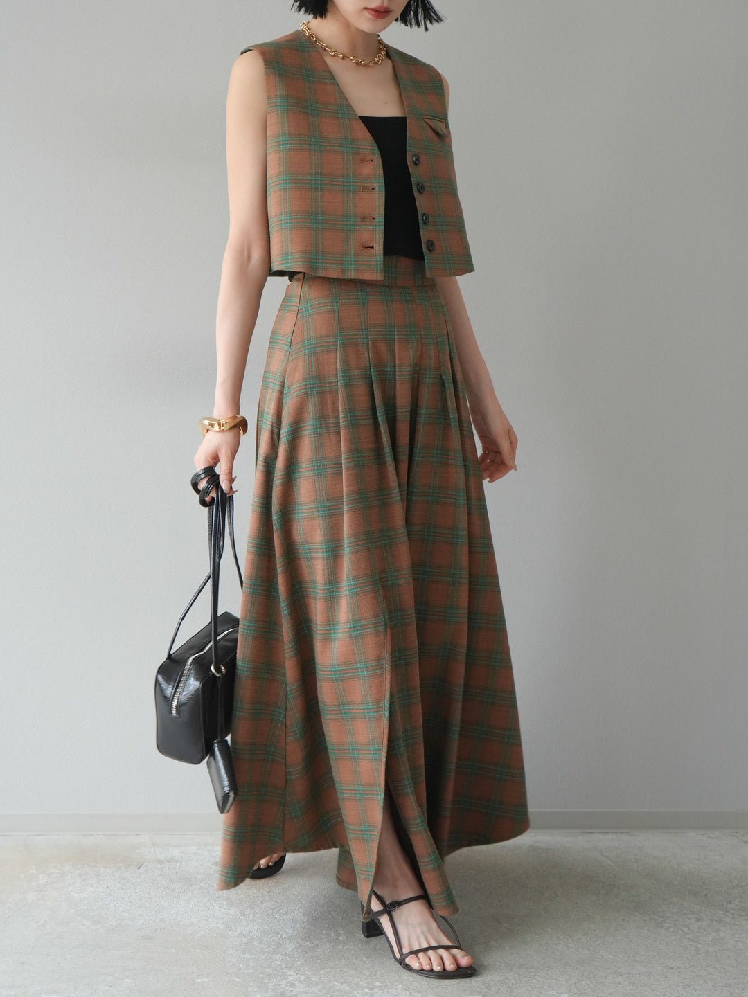 [SET]チェック柄ベスト＆フロントスリットタックスカートSET UP+カップ付テレコリブベアキャミソール(2set)