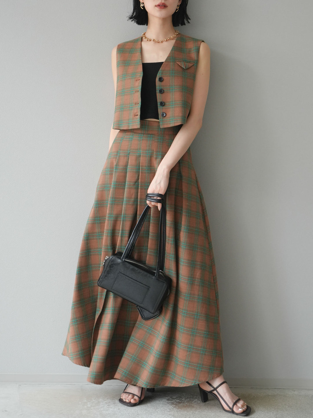 [SET]チェック柄ベスト＆フロントスリットタックスカートSET UP+カップ付テレコリブベアキャミソール(2set)