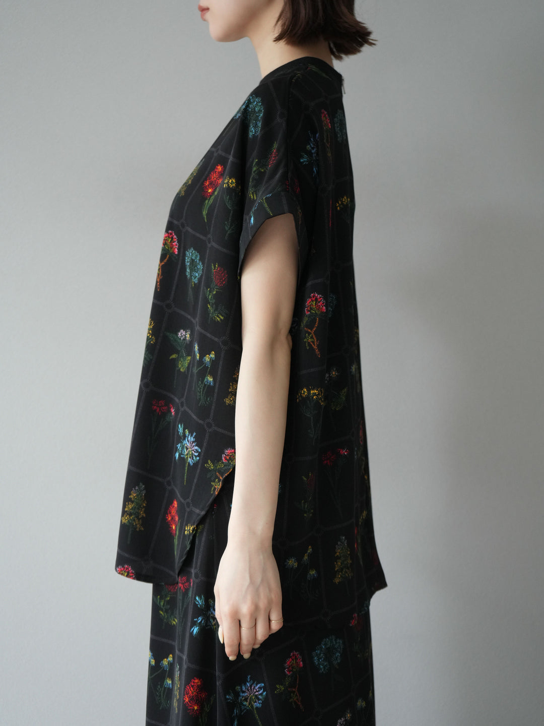 [予約]パッチワークフラワープリントプルオーバー/ブラック