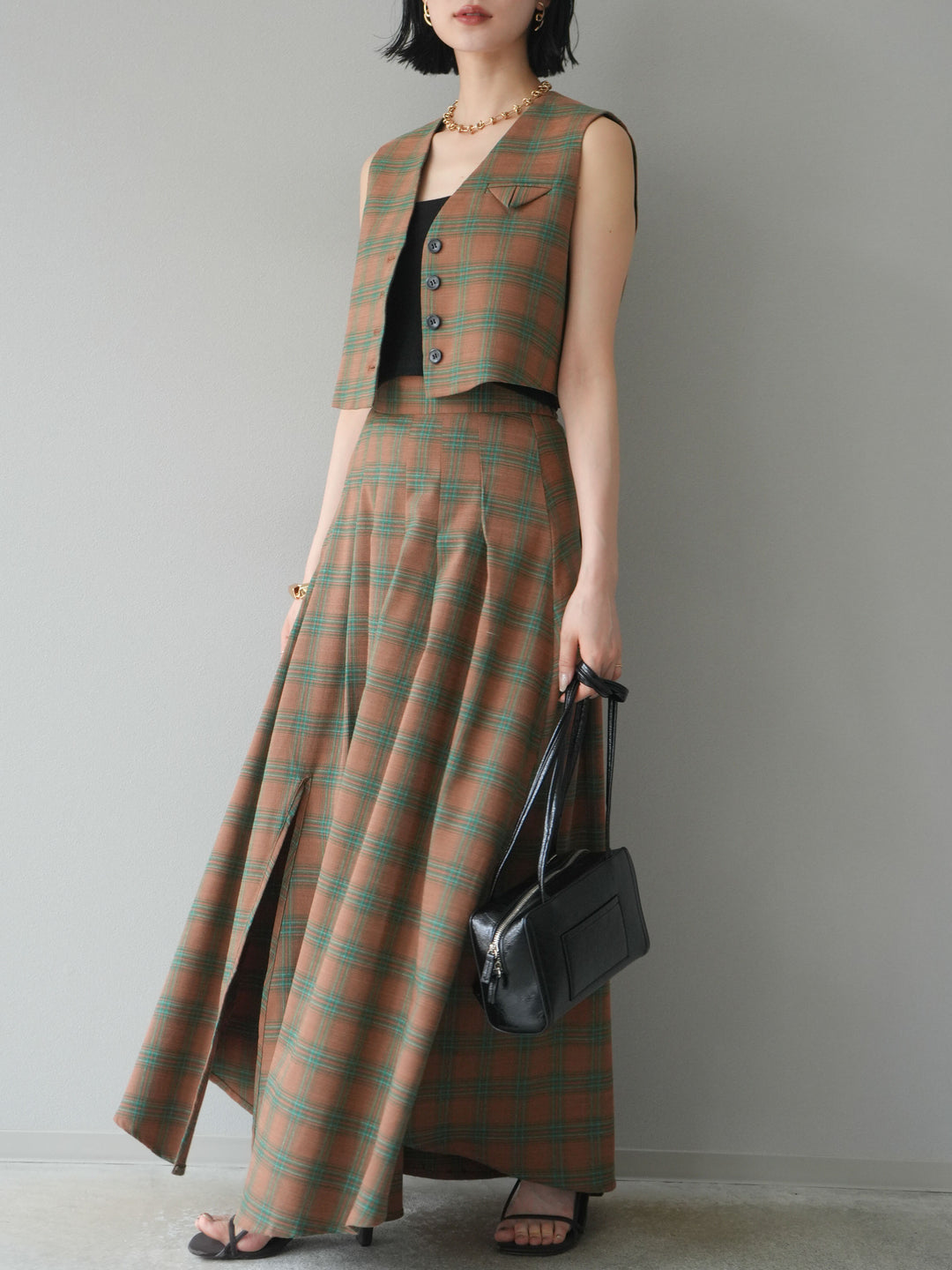 [SET]チェック柄ベスト＆フロントスリットタックスカートSET UP+カップ付テレコリブベアキャミソール(2set)