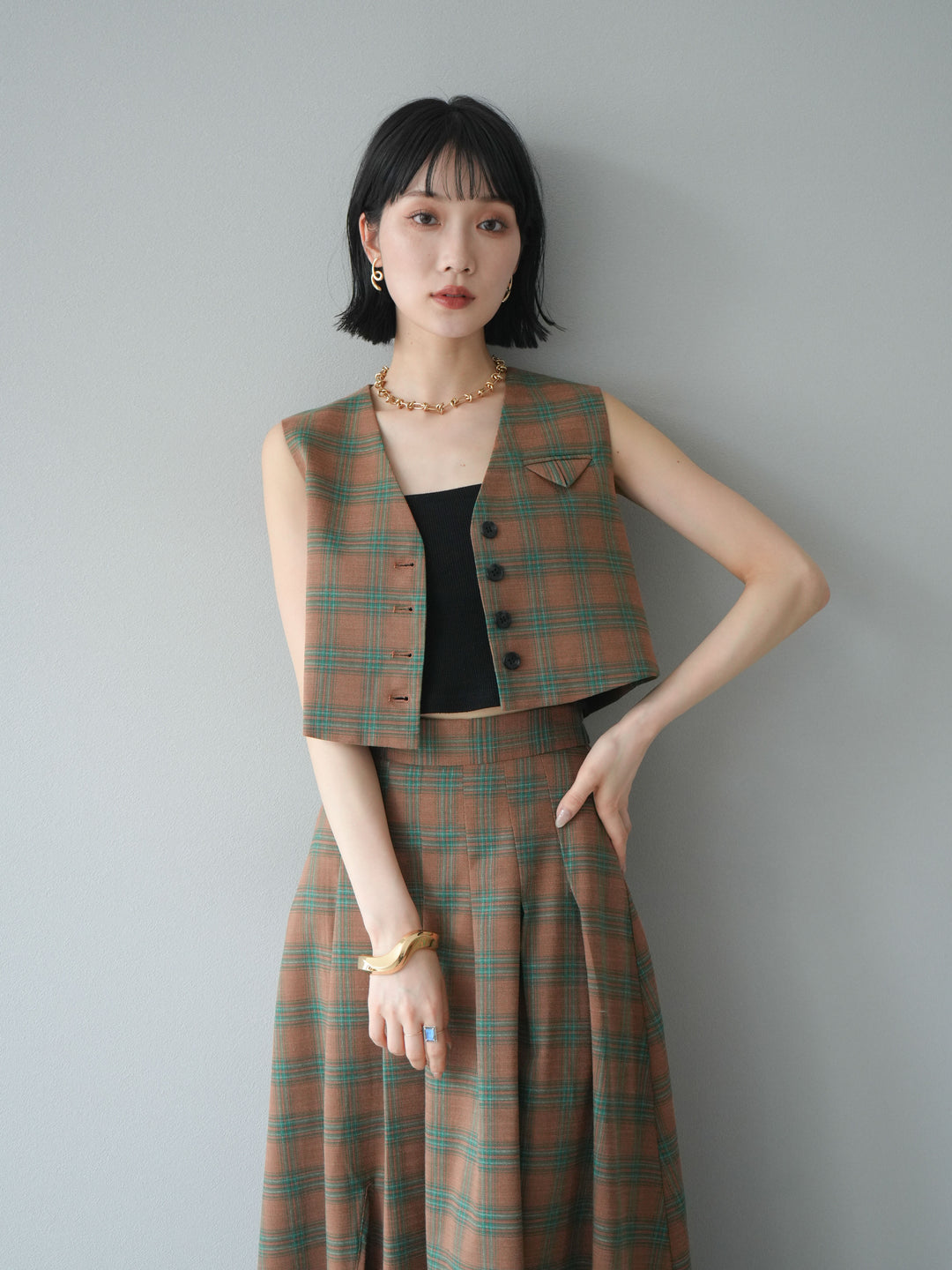 [SET]チェック柄ベスト＆フロントスリットタックスカートSET UP+カップ付テレコリブベアキャミソール(2set)