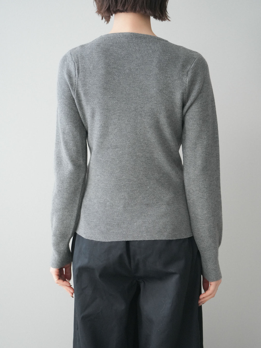[予約]クロスデザインネックシルバーボタンニット/gray
