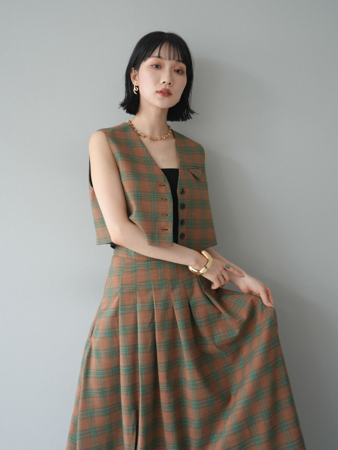 [SET]チェック柄ベスト＆フロントスリットタックスカートSET UP+カップ付テレコリブベアキャミソール(2set)