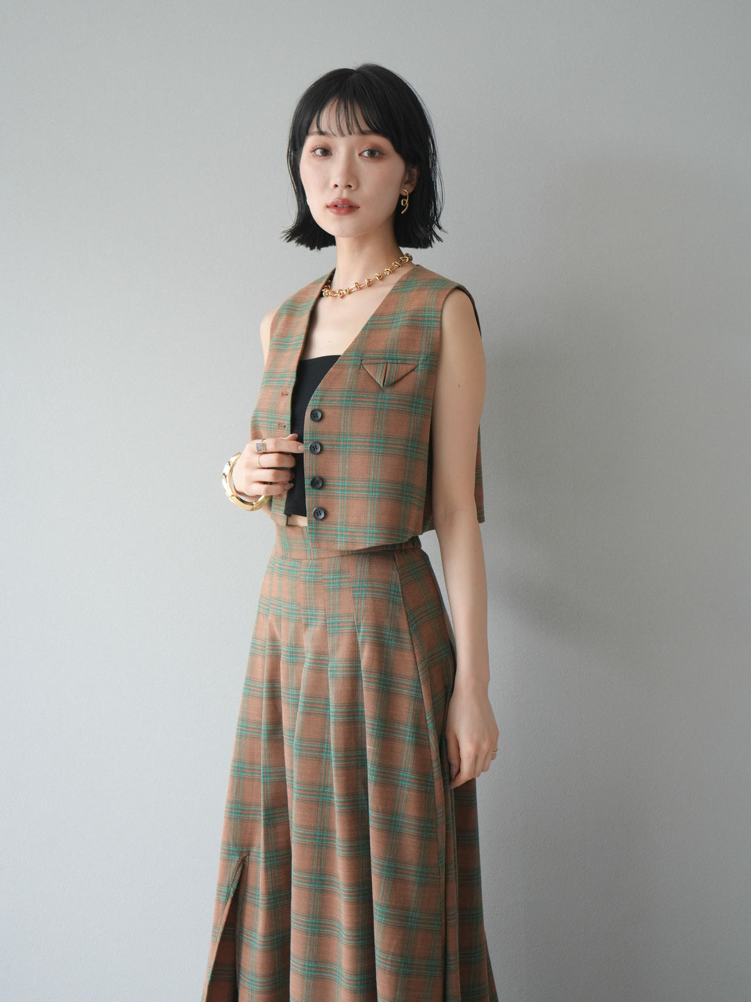 [SET]チェック柄ベスト＆フロントスリットタックスカートSET UP+カップ付テレコリブベアキャミソール(2set)