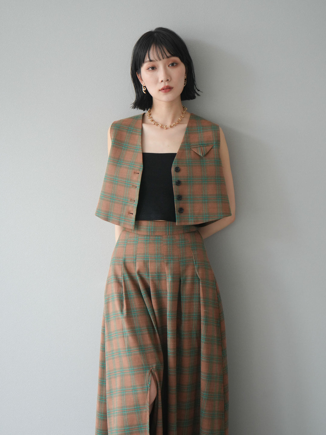 [SET]チェック柄ベスト＆フロントスリットタックスカートSET UP+カップ付テレコリブベアキャミソール(2set)