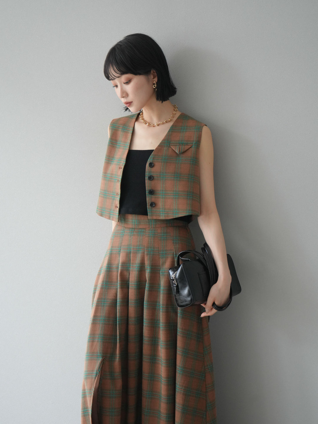 [SET]チェック柄ベスト＆フロントスリットタックスカートSET UP+カップ付テレコリブベアキャミソール(2set)