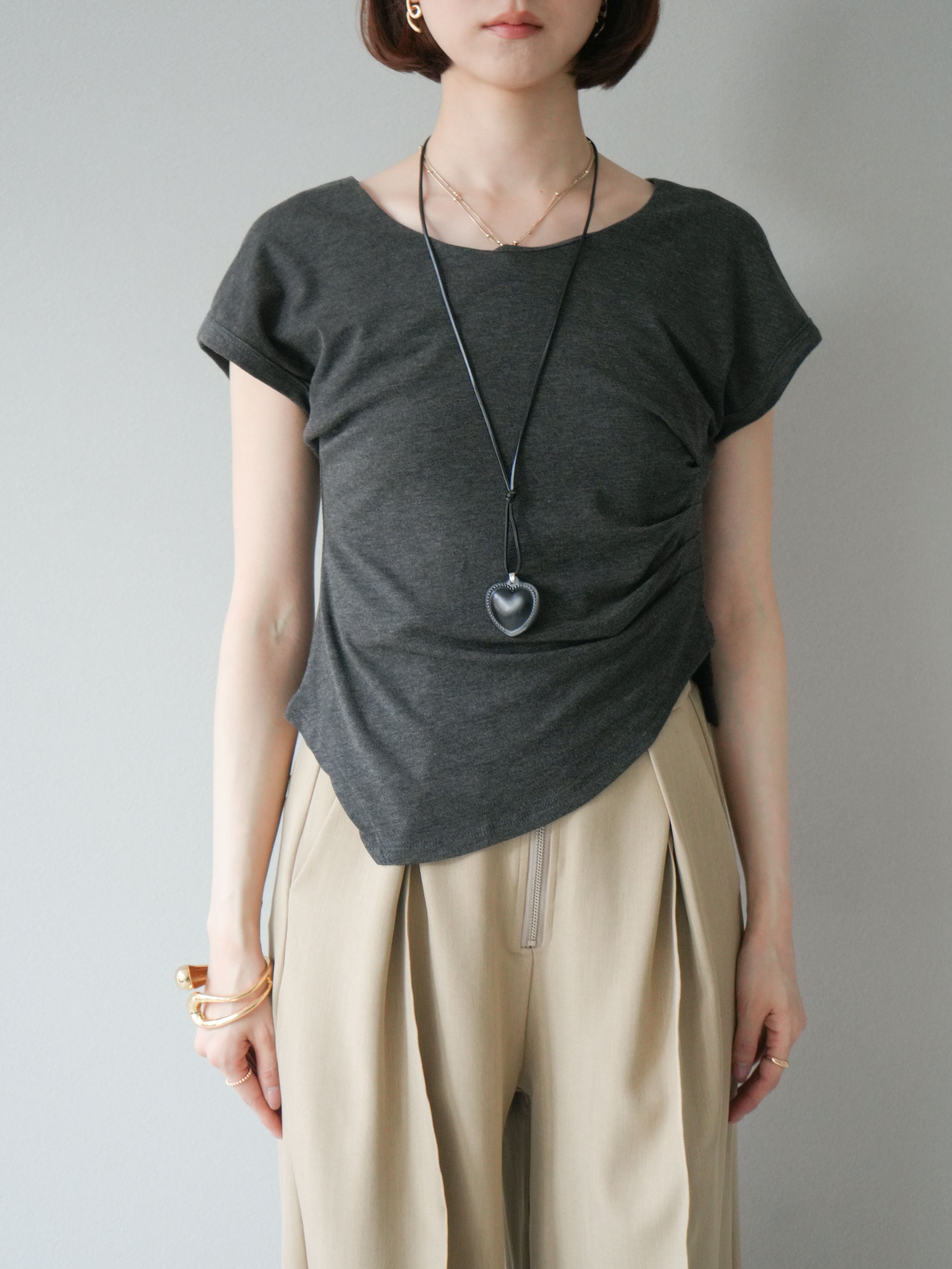 予約]タックTシャツ＆レザーハートネックレスSET /チャコール – Lumier