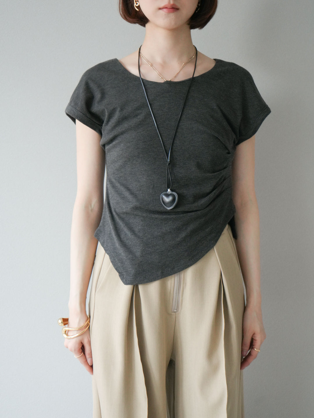 [予約]タックTシャツ＆レザーハートネックレスSET /チャコール