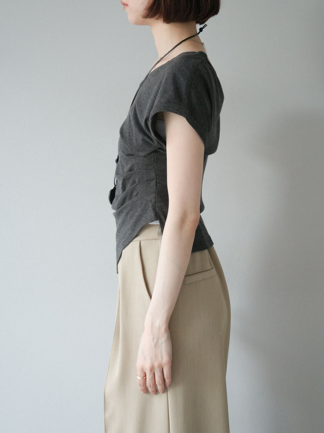 [予約]タックTシャツ＆レザーハートネックレスSET /チャコール