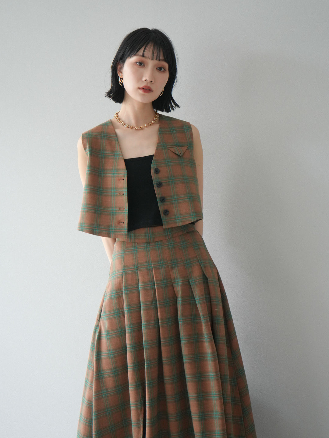 [SET]チェック柄ベスト＆フロントスリットタックスカートSET UP+カップ付テレコリブベアキャミソール(2set)