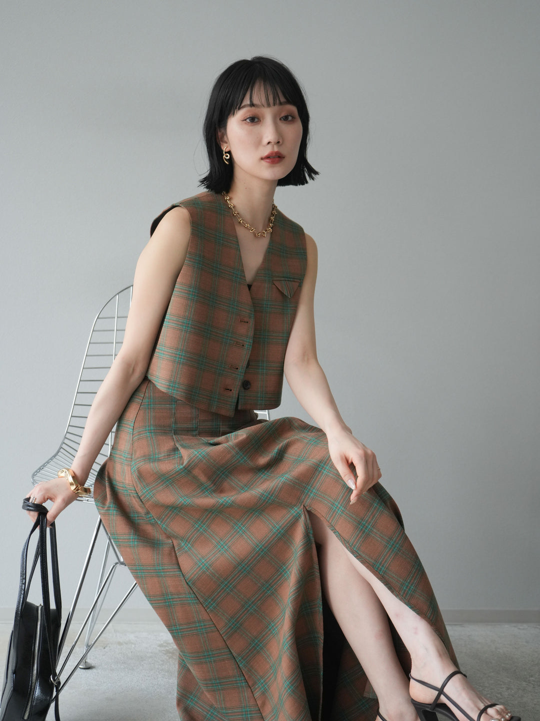 [SET]チェック柄ベスト＆フロントスリットタックスカートSET UP+カップ付テレコリブベアキャミソール(2set)