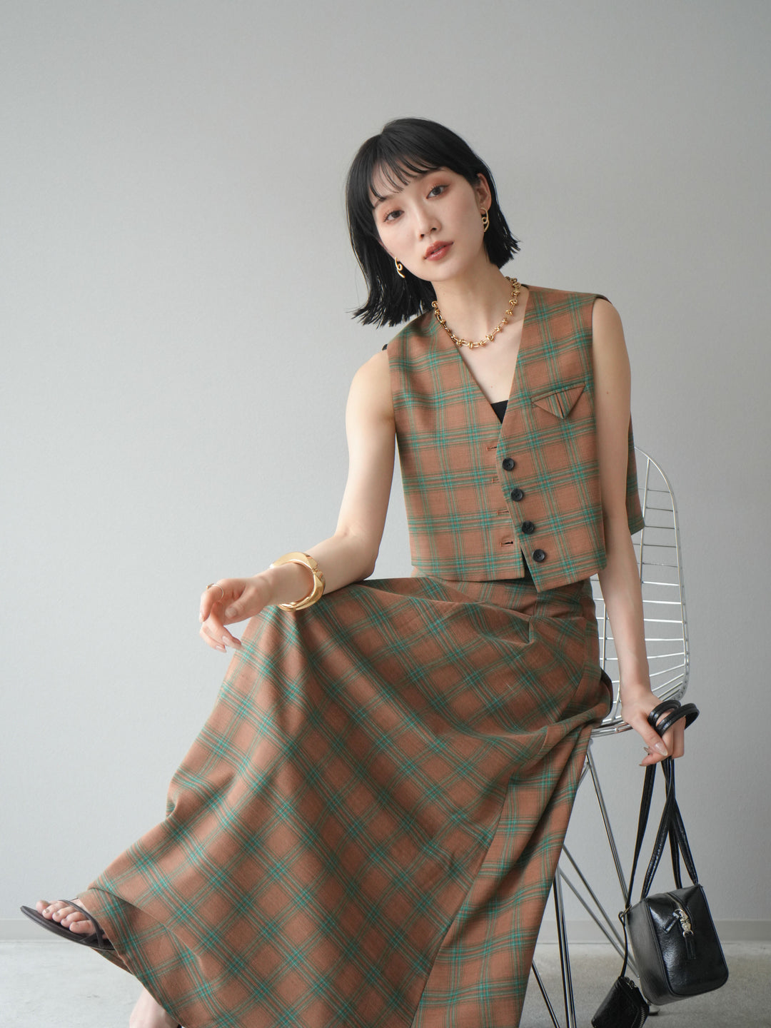 [SET]チェック柄ベスト＆フロントスリットタックスカートSET UP+カップ付テレコリブベアキャミソール(2set)