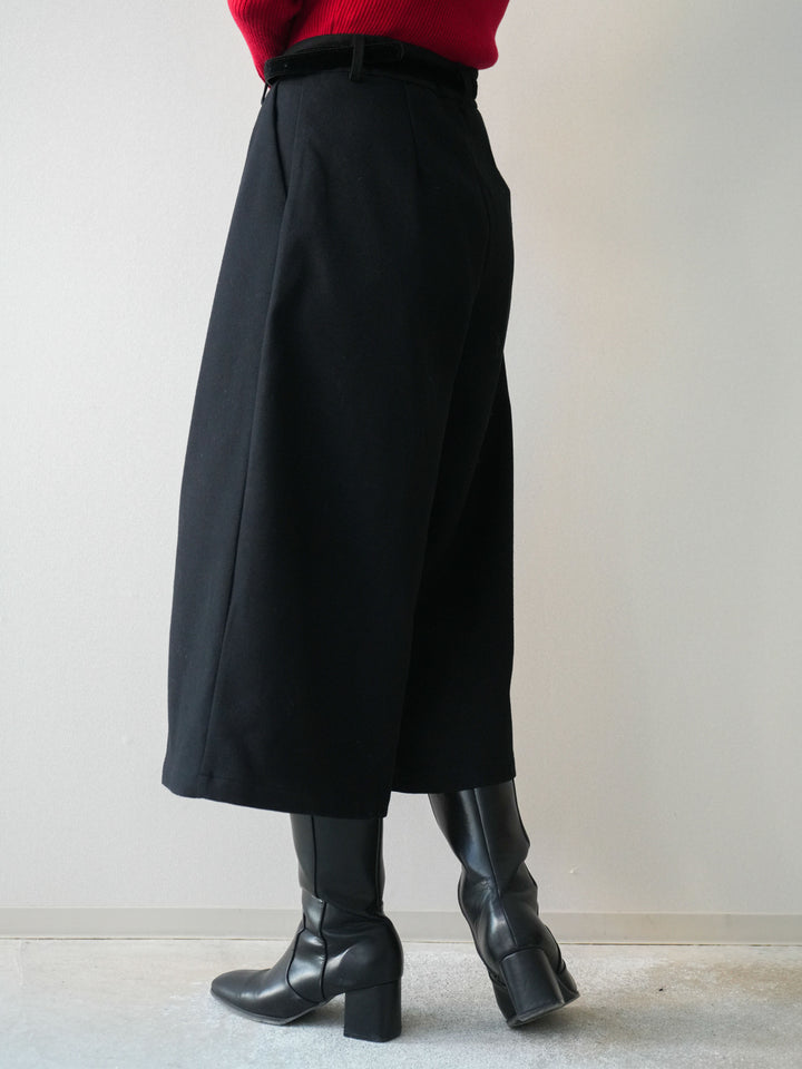 [予約]ベルト付ウールタッチミディアムパンツ/black