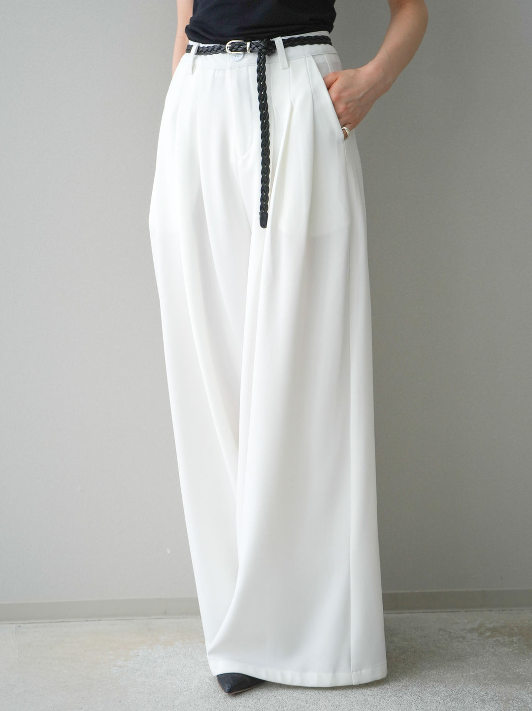 [予約]編み込みベルト付タックワイドパンツ/white