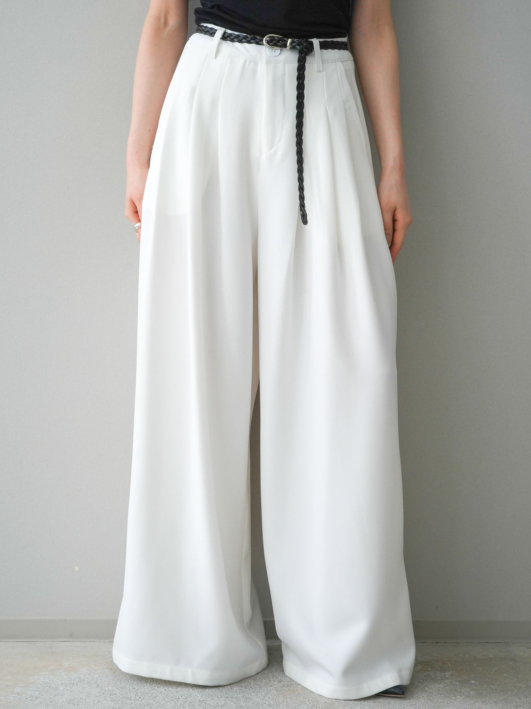 [予約]編み込みベルト付タックワイドパンツ/white