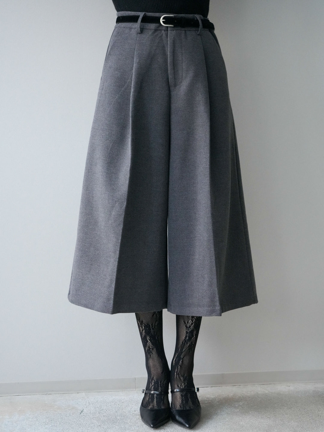 [予約]ベルト付ウールタッチミディアムパンツ/charcoal