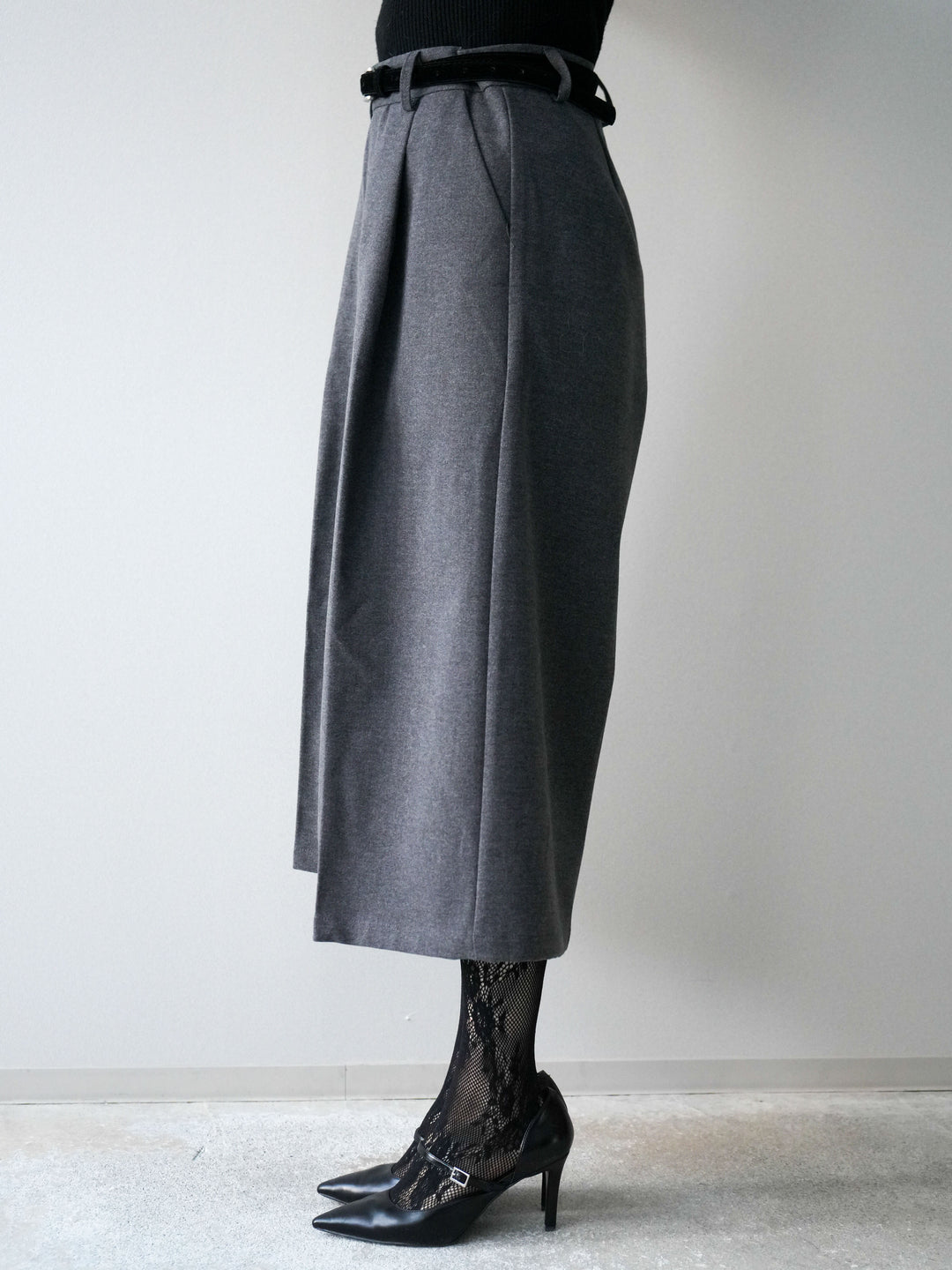 [予約]ベルト付ウールタッチミディアムパンツ/charcoal
