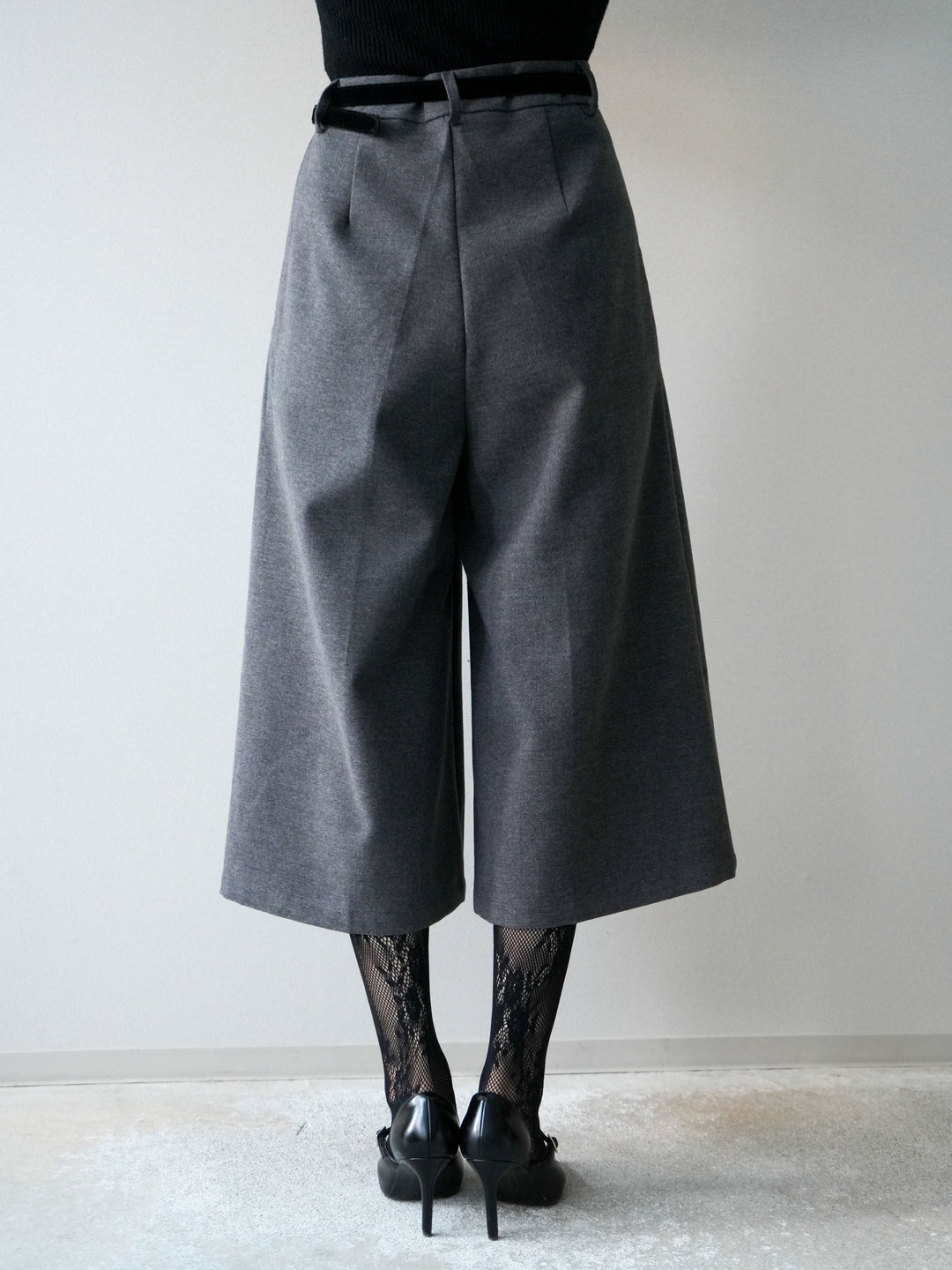 [予約]ベルト付ウールタッチミディアムパンツ/charcoal