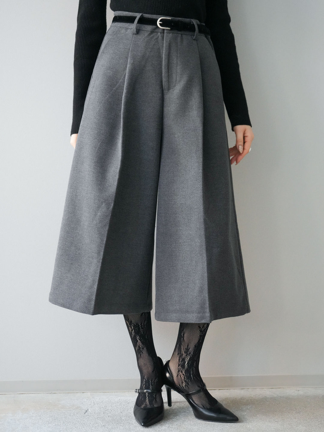 [予約]ベルト付ウールタッチミディアムパンツ/charcoal