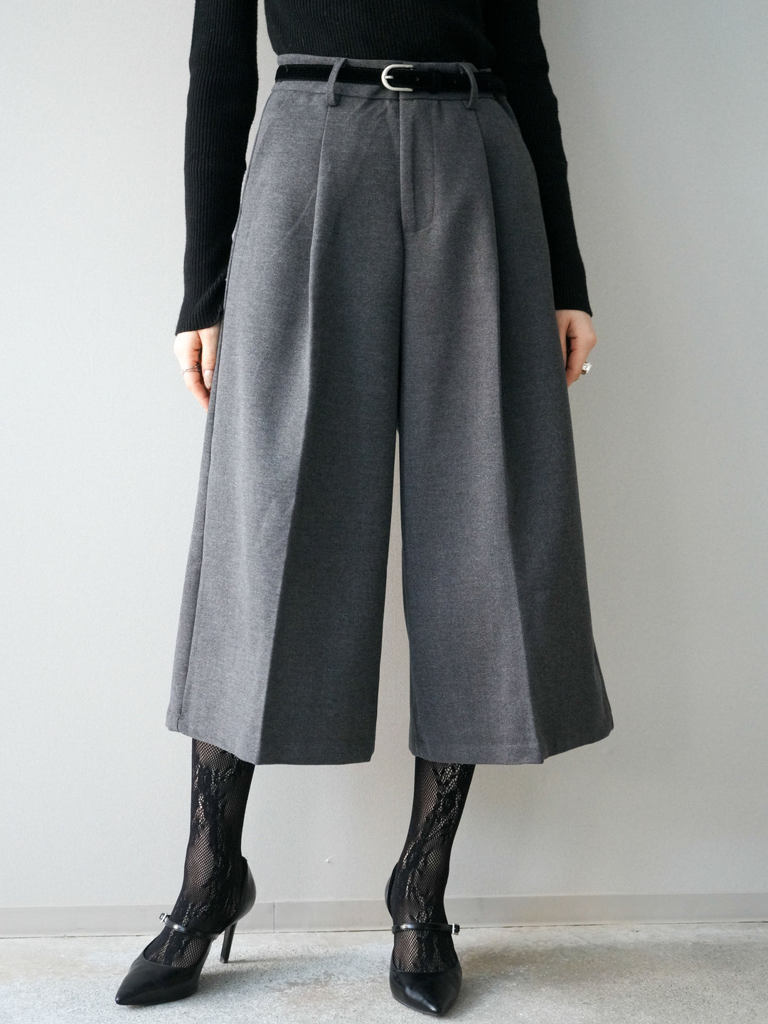 [予約]ベルト付ウールタッチミディアムパンツ/charcoal