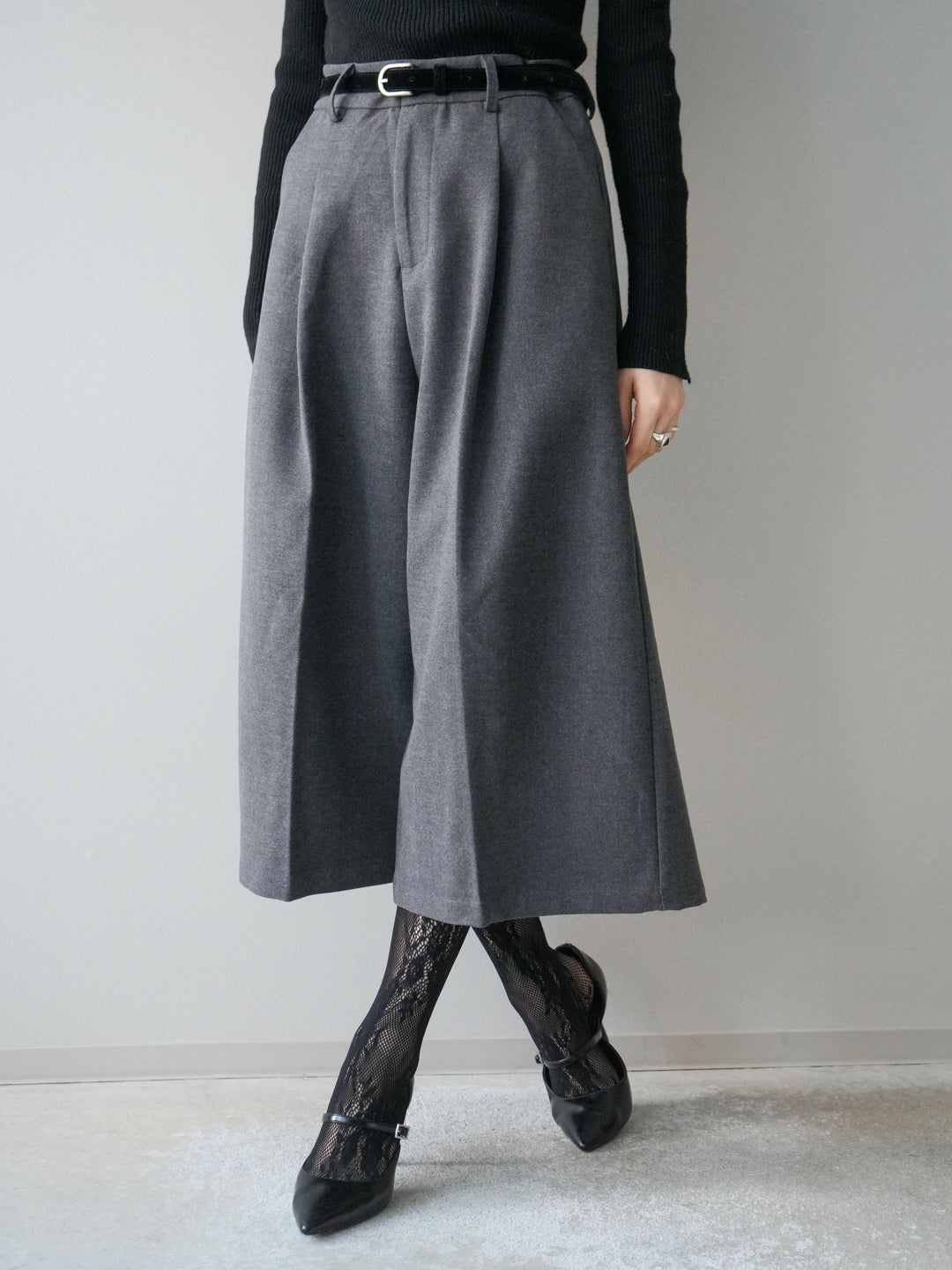 [予約]ベルト付ウールタッチミディアムパンツ/charcoal