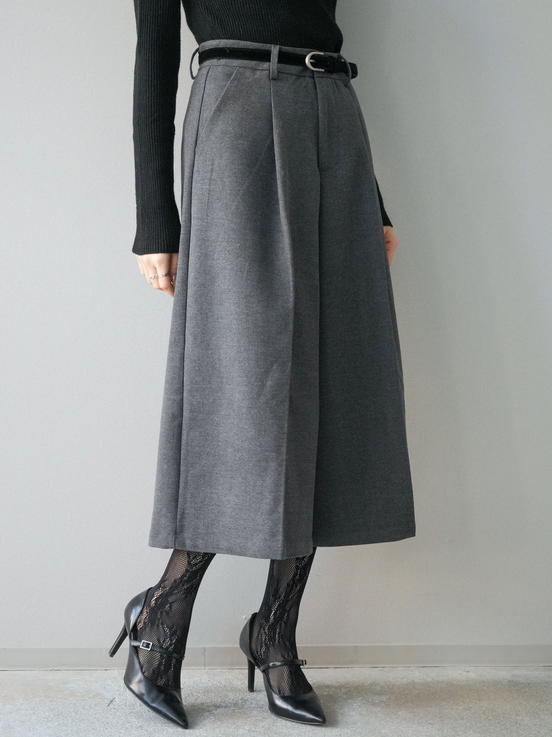 [予約]ベルト付ウールタッチミディアムパンツ/charcoal
