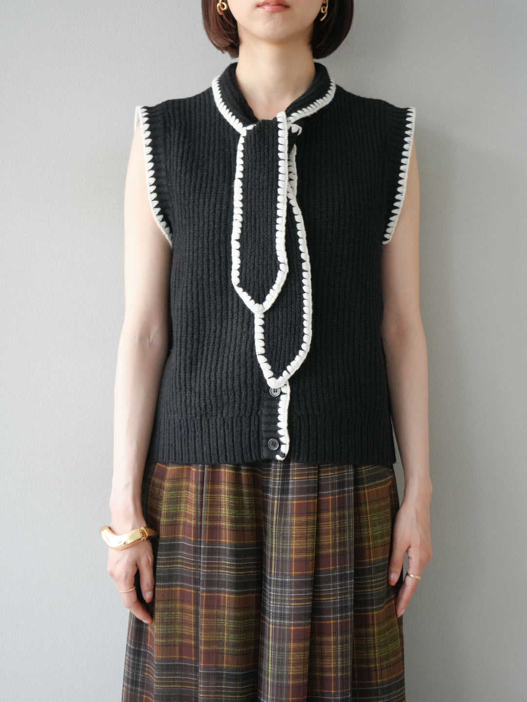 [予約]ステッチデザインボウタイニットベスト/ブラック