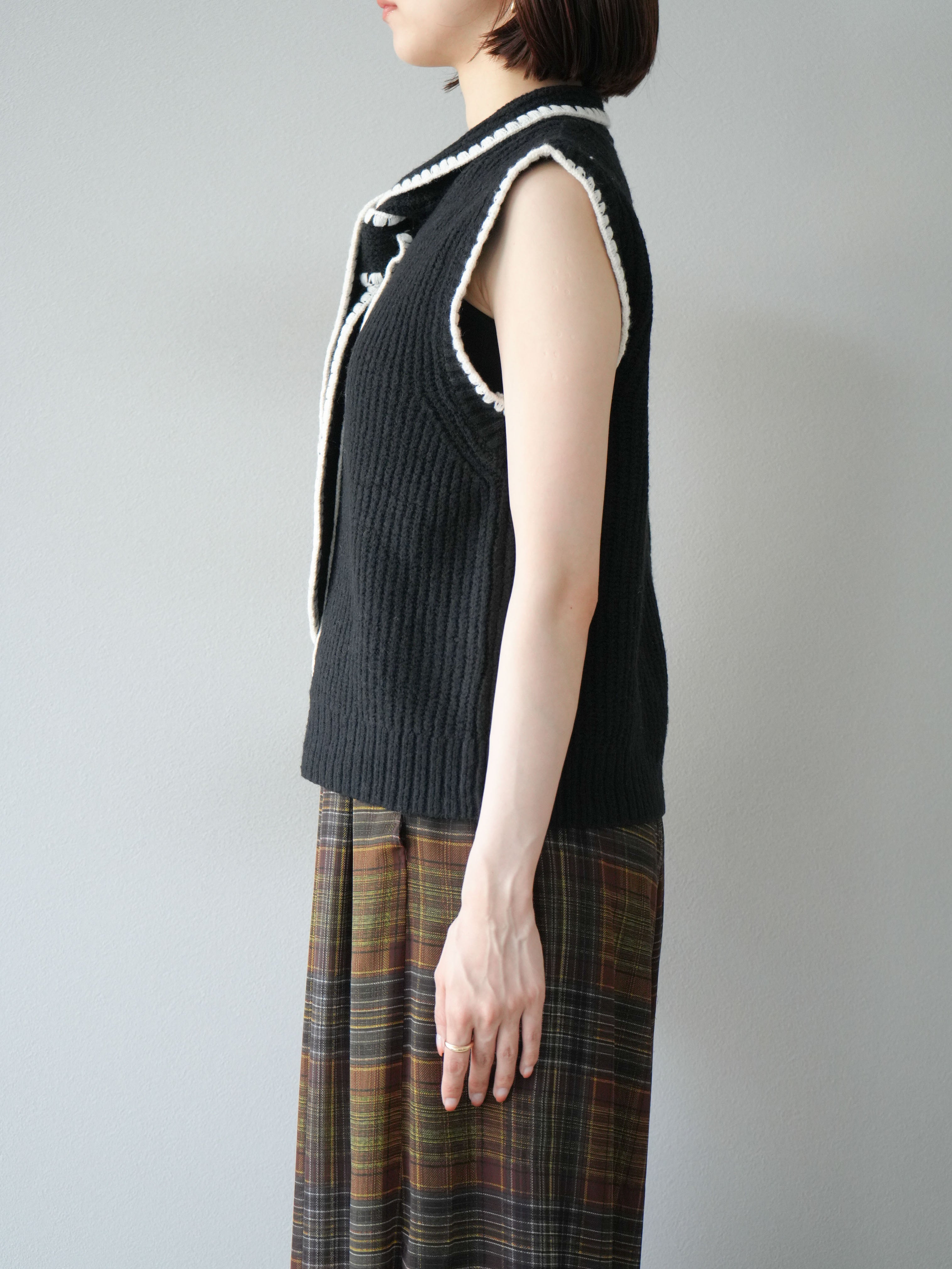 予約]ステッチデザインボウタイニットベスト/ブラック – Lumier