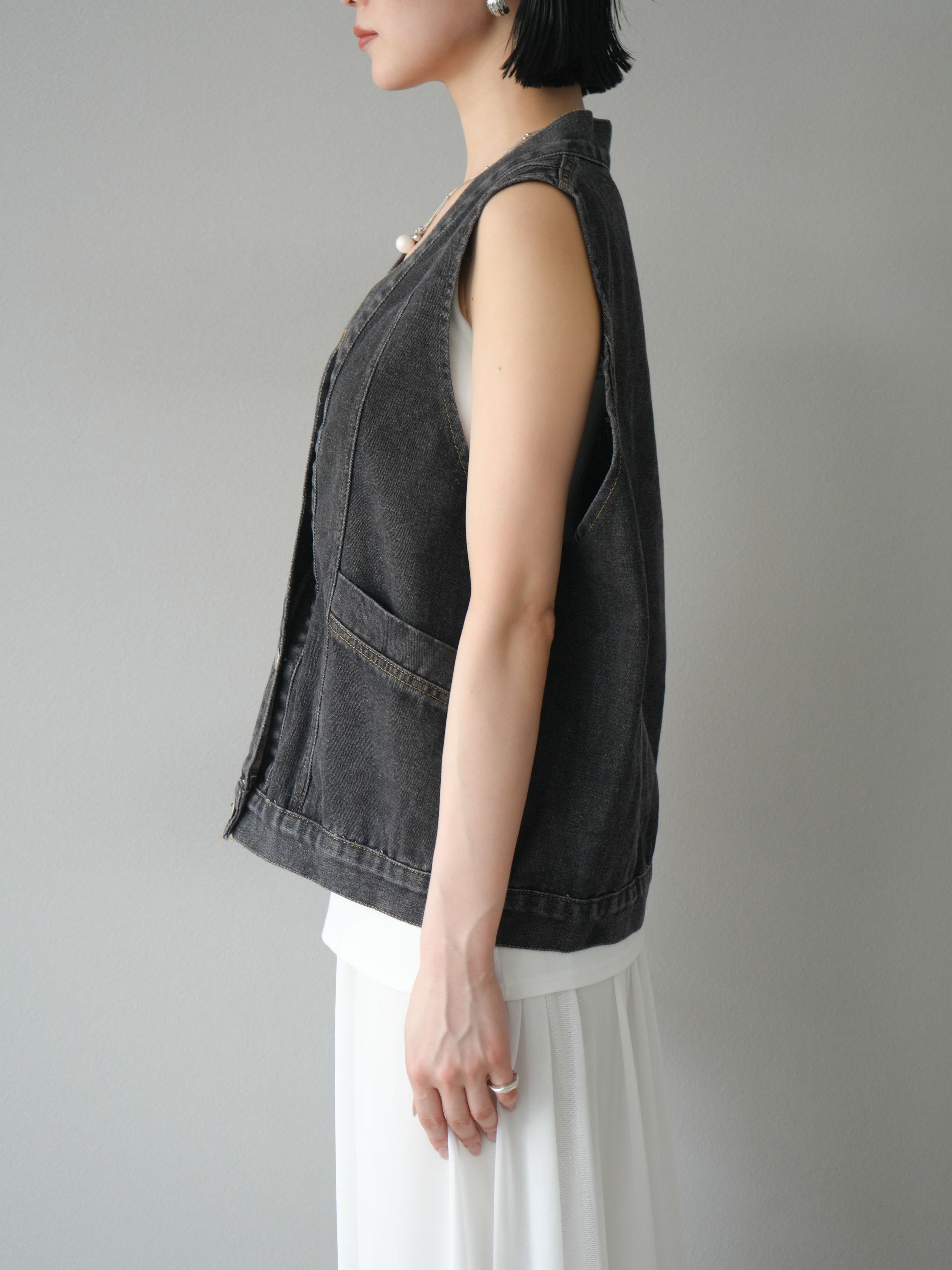予約]Vネックデザインデニムベスト/ブラック – Lumier