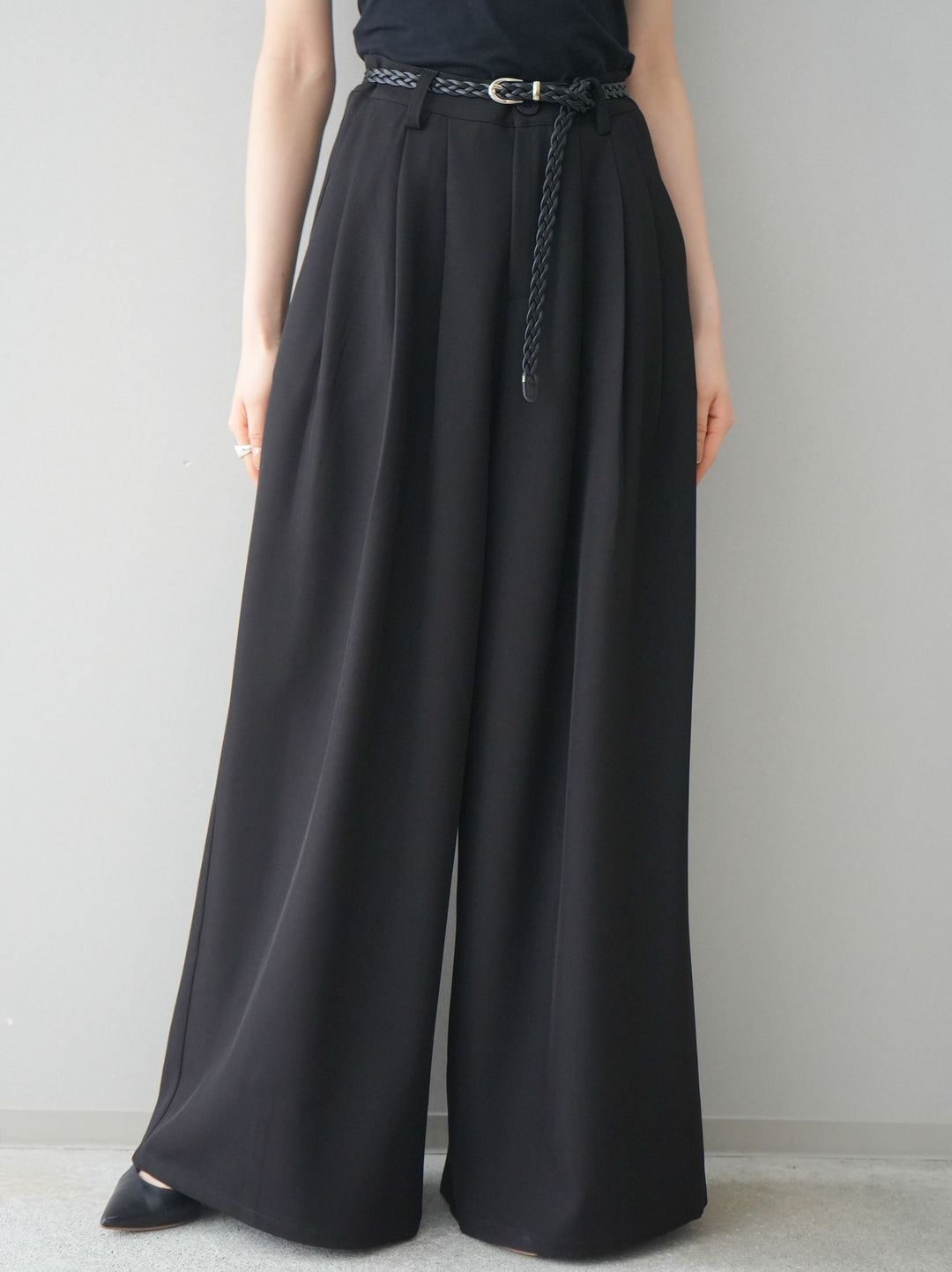 [予約]編み込みベルト付タックワイドパンツ/black