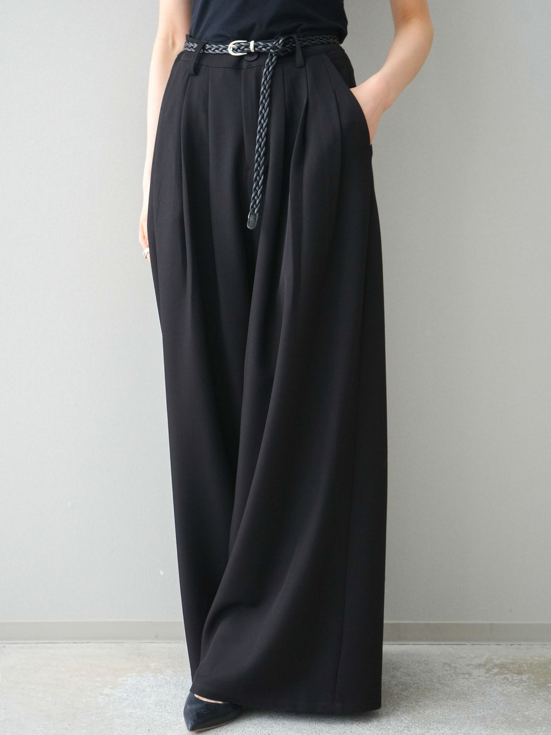 [予約]編み込みベルト付タックワイドパンツ/black