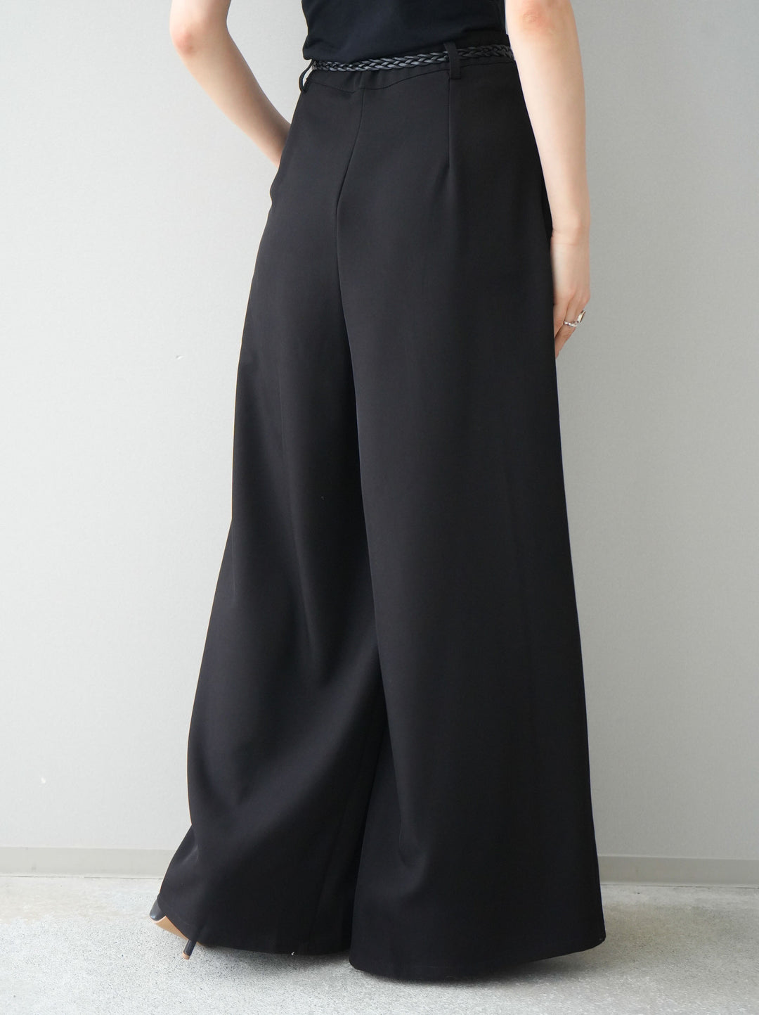 [予約]編み込みベルト付タックワイドパンツ/black