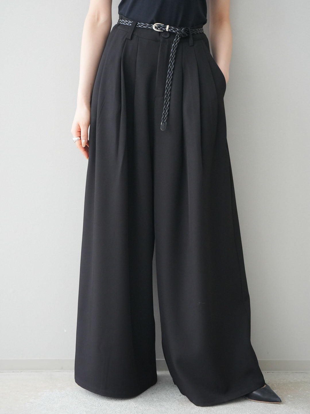 [予約]編み込みベルト付タックワイドパンツ/black