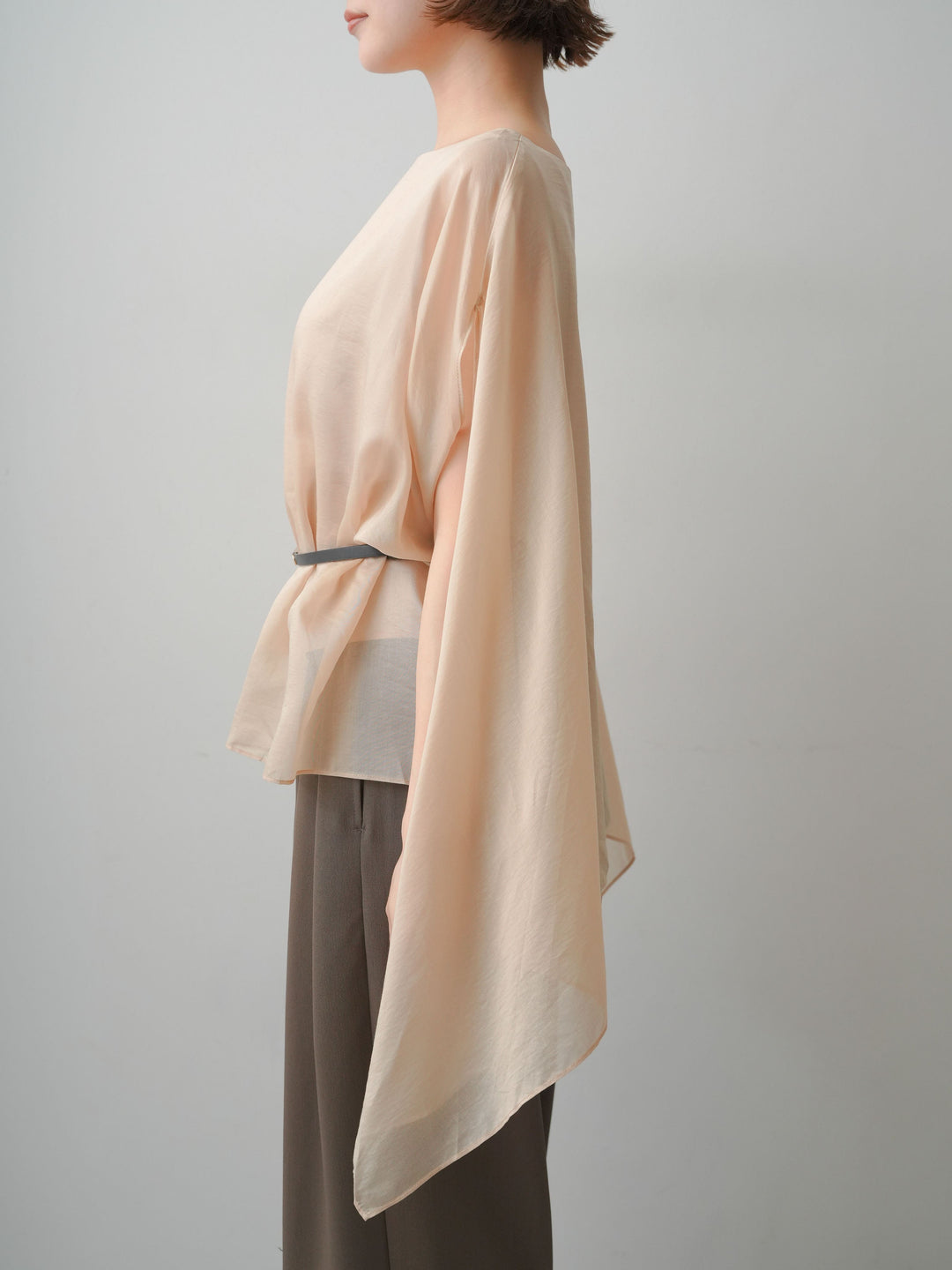 [予約]ベルト付シアーケープレイヤードブラウス/beige