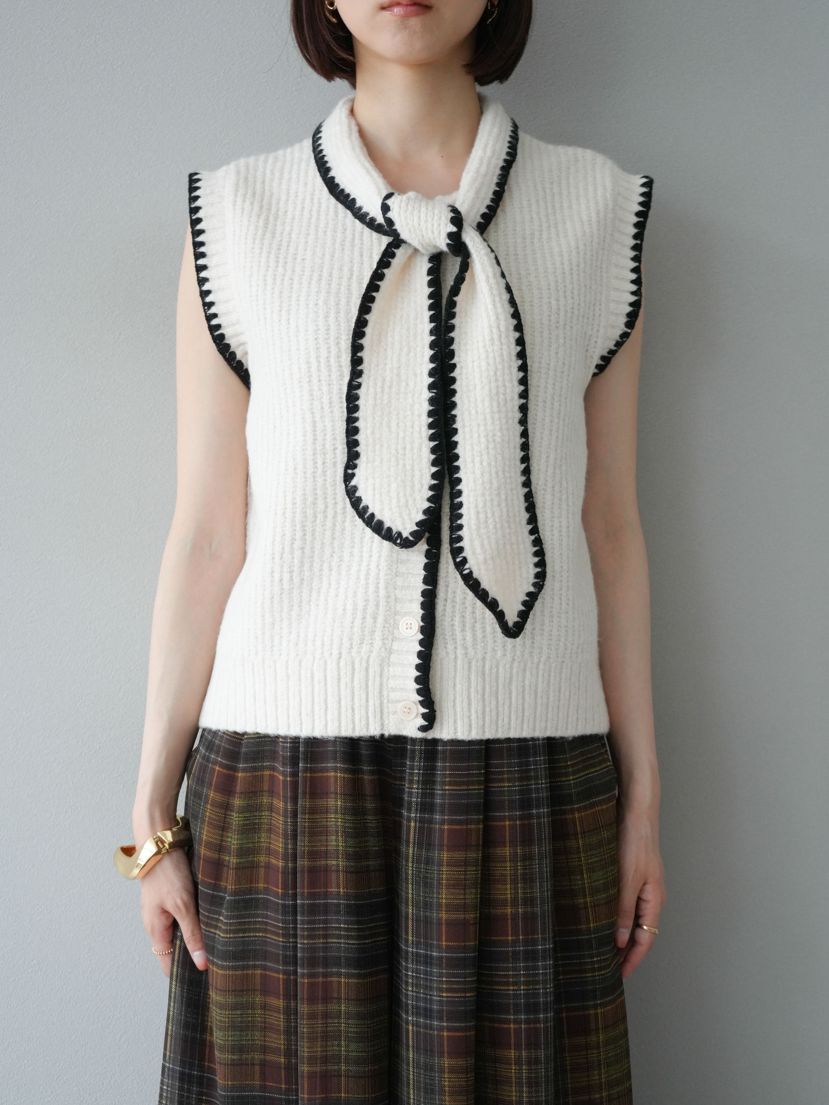 予約]ステッチデザインボウタイニットベスト/アイボリー – Lumier