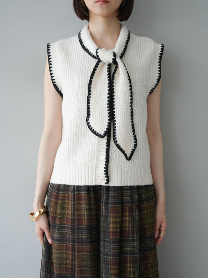 [予約]ステッチデザインボウタイニットベスト/アイボリー