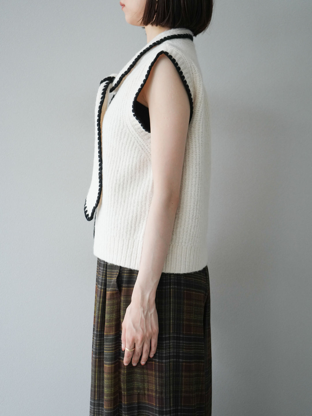[予約]ステッチデザインボウタイニットベスト/アイボリー