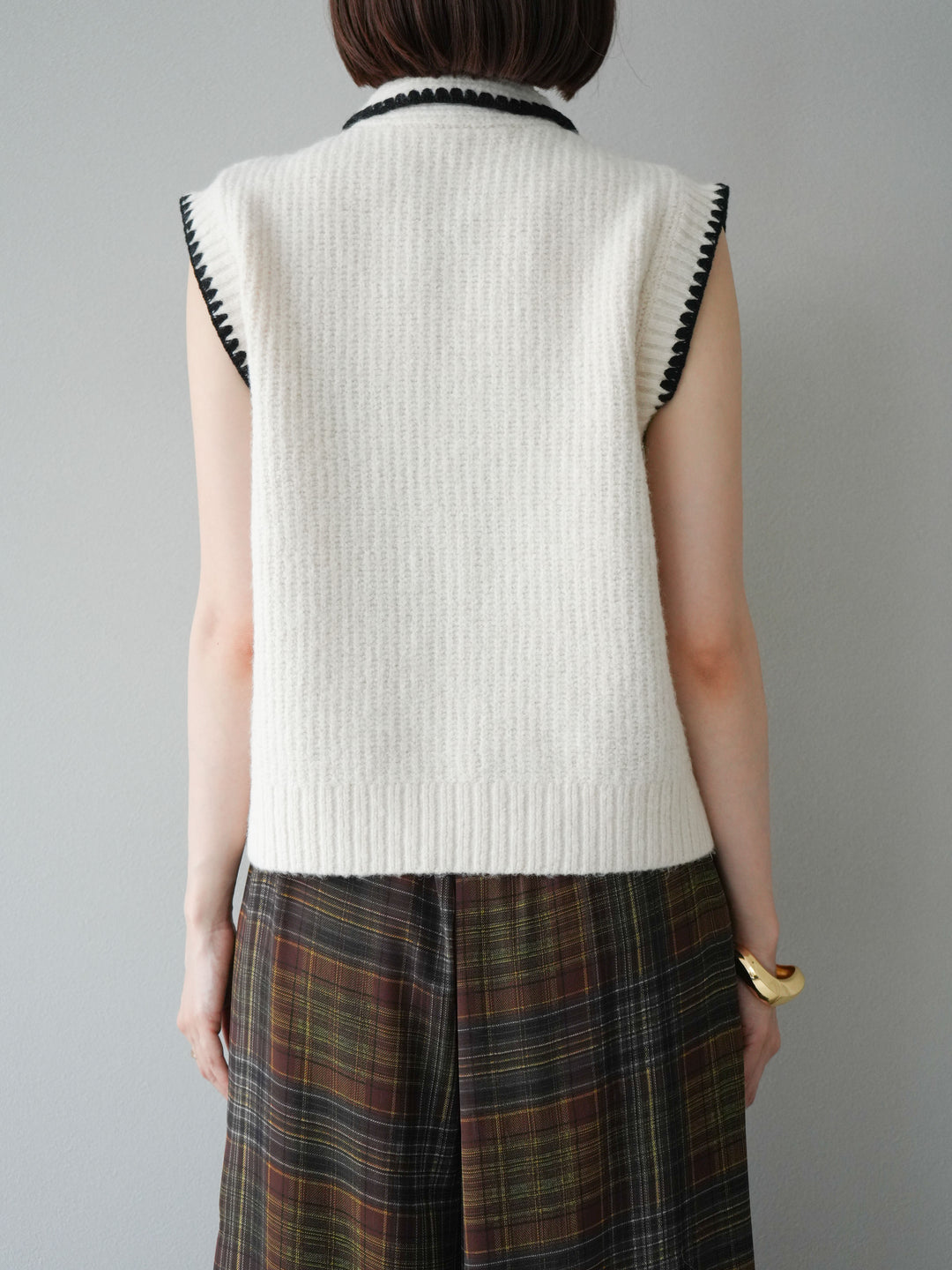 [予約]ステッチデザインボウタイニットベスト/アイボリー