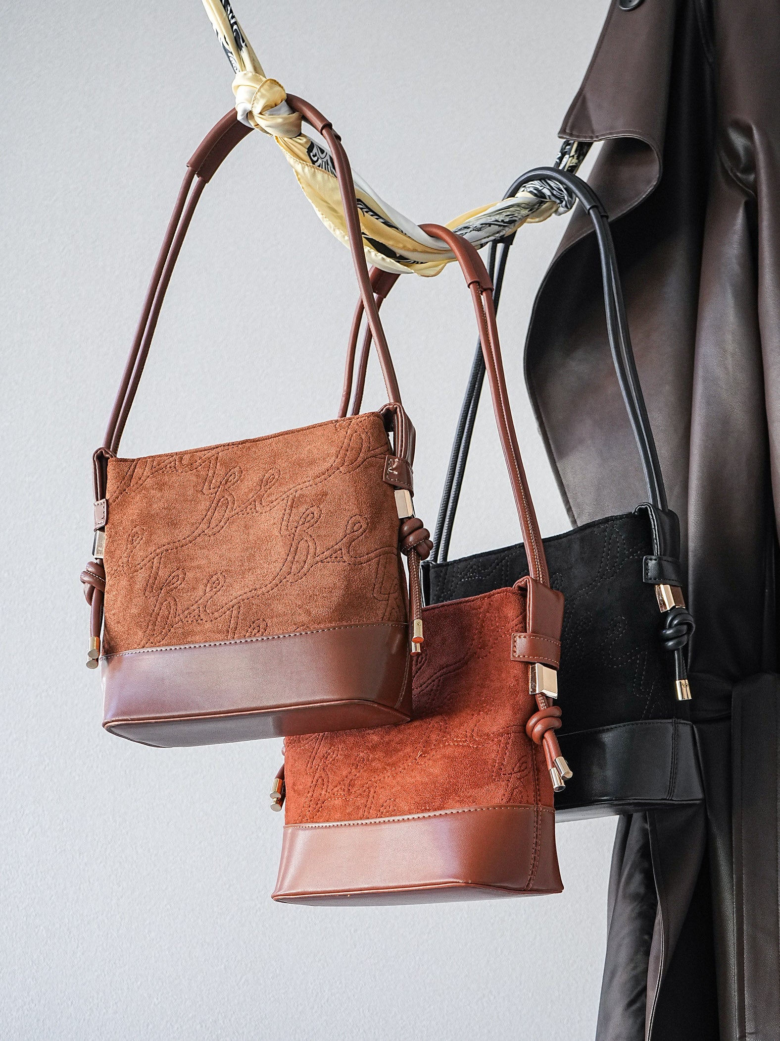 LOEWEブラウン スエード エンボスロゴ ハンドバッグ LOEWEブラウン スエード エンボスロゴ ハンドバッグ LOEWE