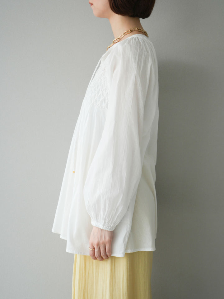 [予約]インド製キャンブリックボイル スモッキングブラウス/オフ