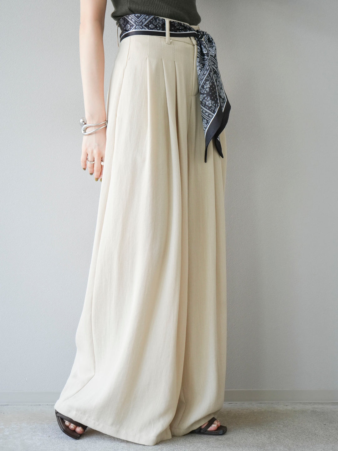 [予約]スカーフベルト付3タックワイドパンツ/ベージュ