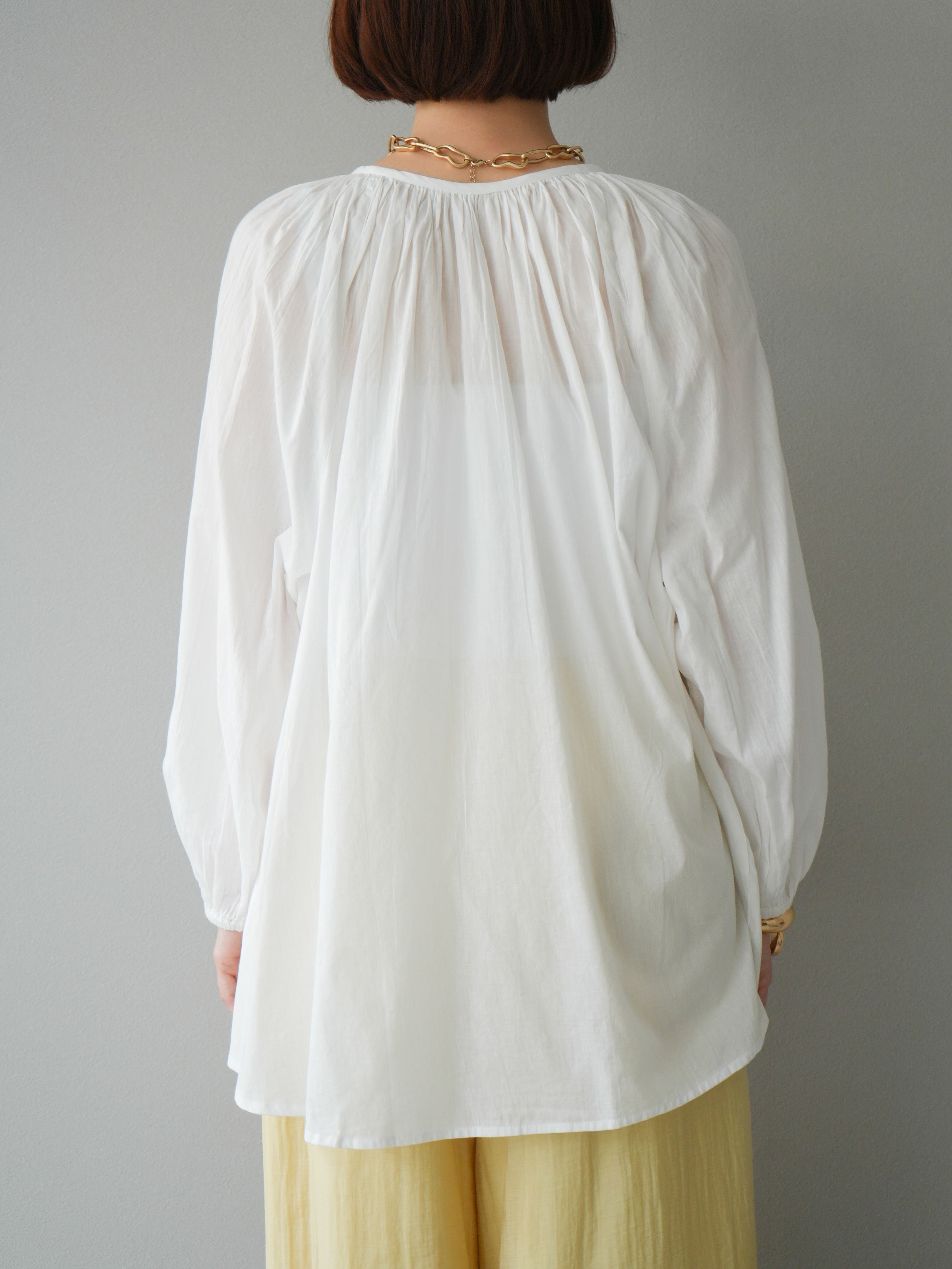 予約]インド製キャンブリックボイル スモッキングブラウス/オフ – Lumier