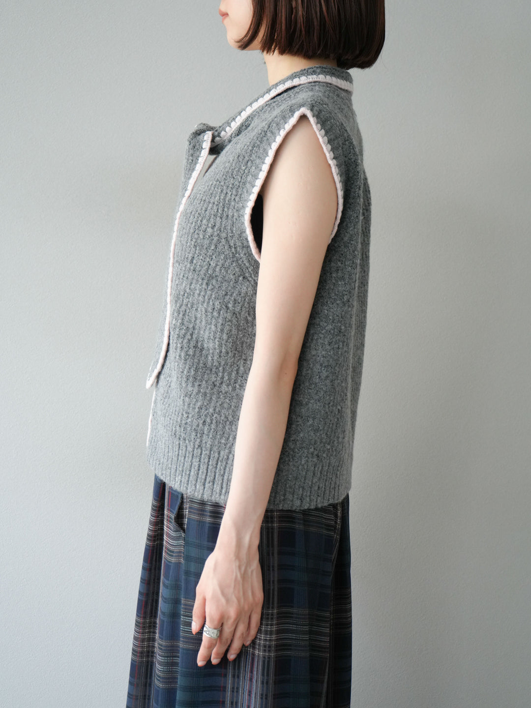 [予約]ステッチデザインボウタイニットベスト/グレー