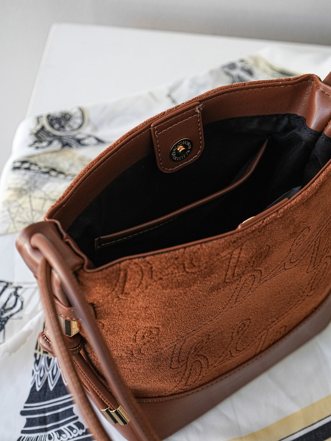 [予約]ロゴステッチスウェードバック/キャメル