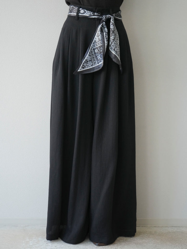 [予約]スカーフベルト付3タックワイドパンツ/ブラック