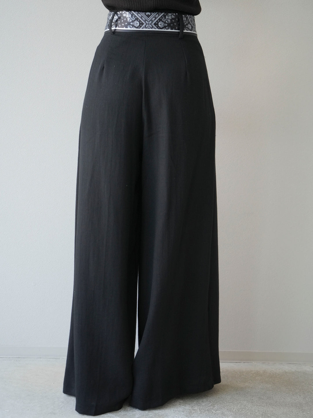 [予約]スカーフベルト付3タックワイドパンツ/ブラック