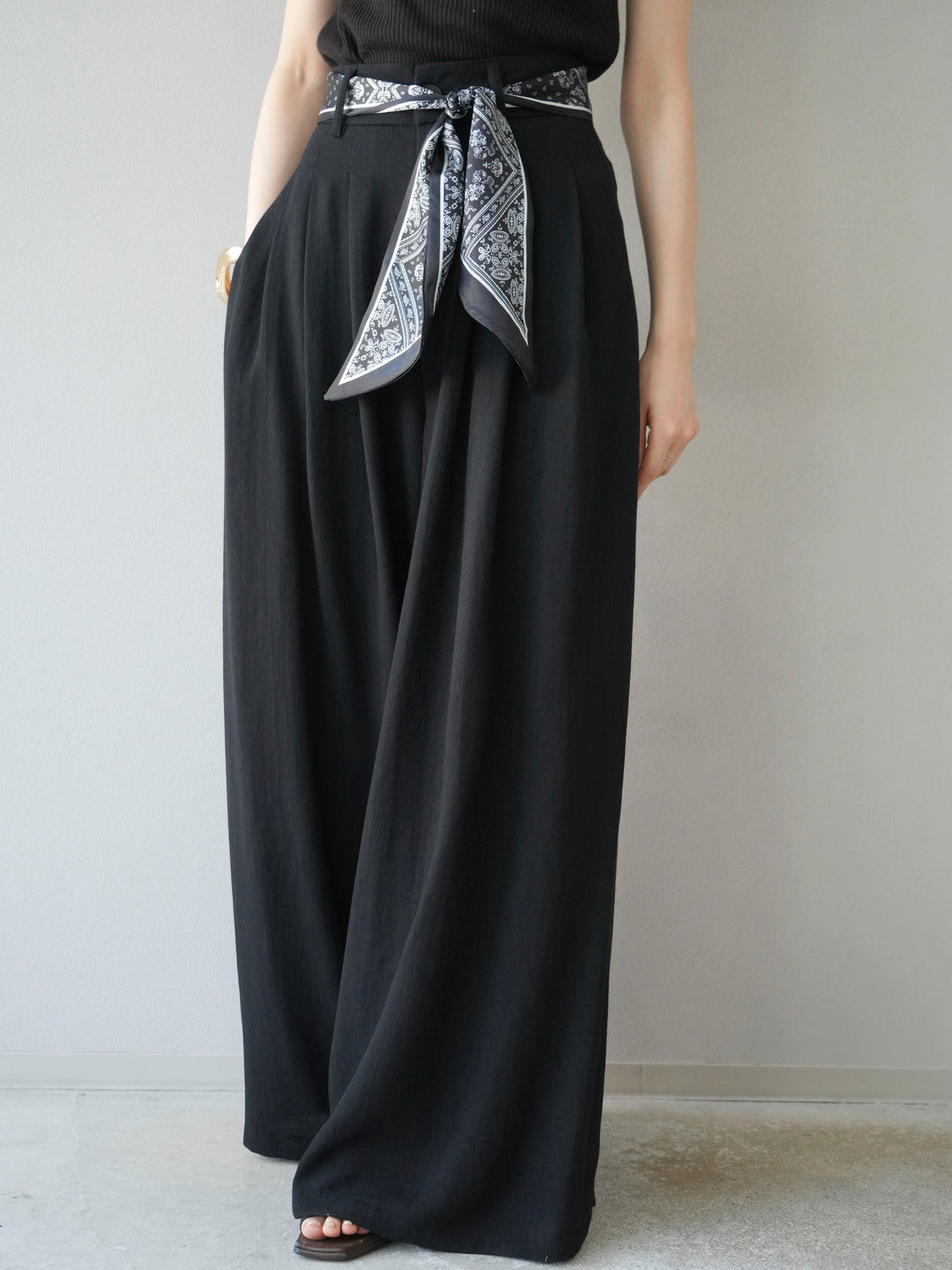 [予約]スカーフベルト付3タックワイドパンツ/ブラック
