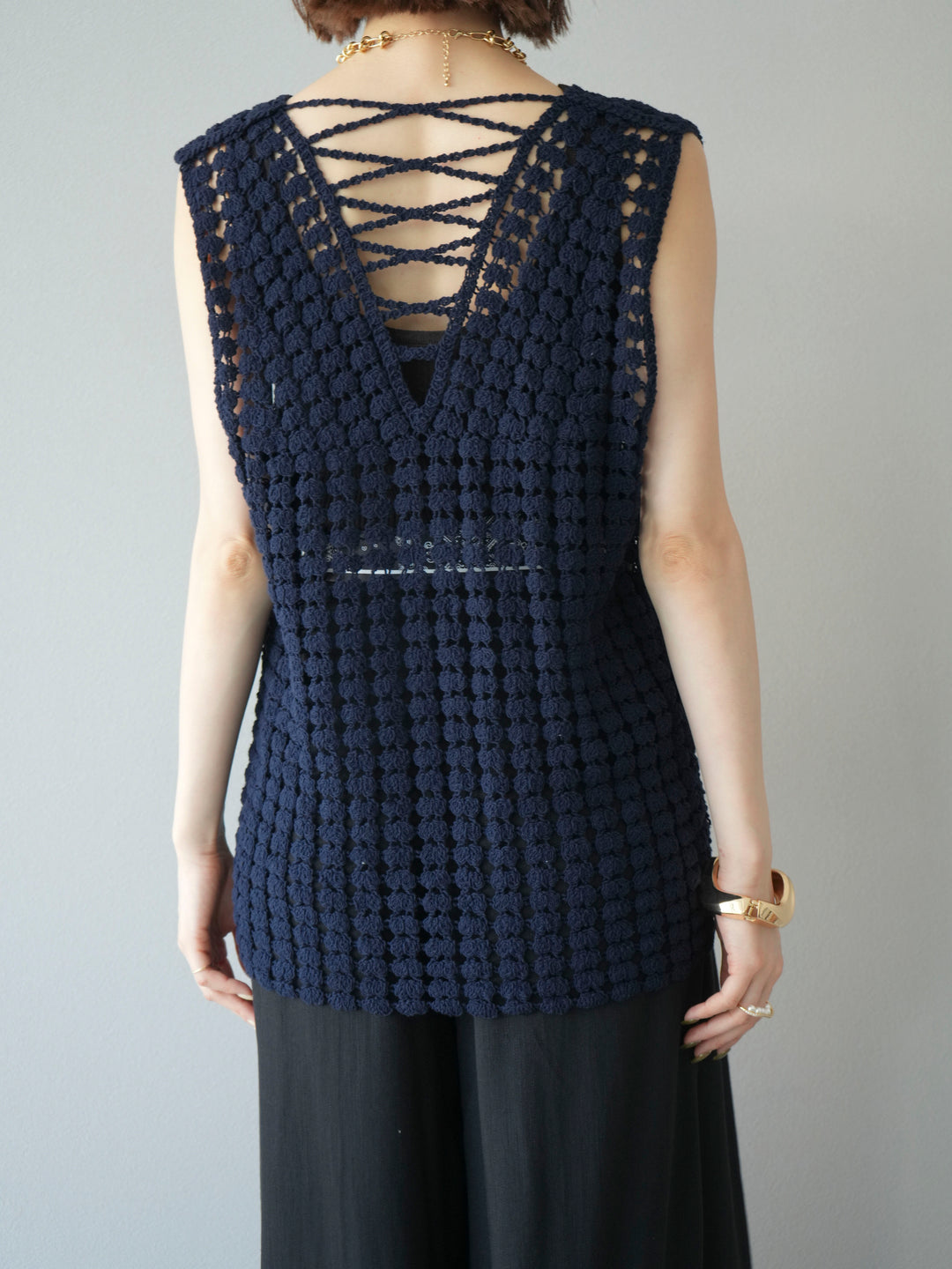 [予約]レースアップクロシェ編みニットベスト/ネイビー